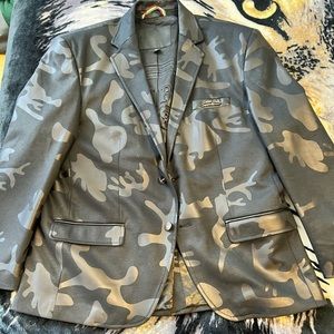 I’m selling the jacket , I wear just one time is brand new.